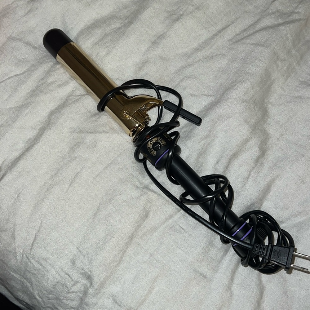 Hot Tools gold 1 1/4 curling iron. Great condition just don’t use it anymore